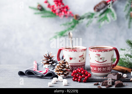 Cioccolata calda con marshmallows. Natale e Anno nuovo decoro. Sfondo grigio. Copia dello spazio. Foto Stock