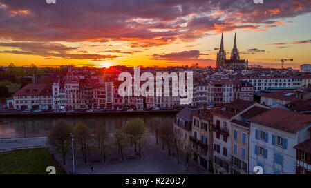 Panorama dell'antenna del tramonto su Bayonne Francia nel Paese Basco di una cattedrale gotica medievale di case colorate e ponti e fortezza da Vauban Foto Stock