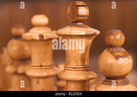 Legno grandi pezzi di scacchi Foto Stock