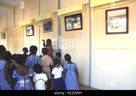 I bambini a scuola Group Les patrocini imparare circa il colonialismo e la schiavitù di Grand Bassam, Costa d'Avorio Foto Stock