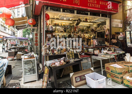 Hong Kong, Cina - 24 Maggio 2018: antichita, cimeli e altri knick knacks stallo nella storica Cat Street nel mercato SOHO, Hollywood Road a Hong K Foto Stock