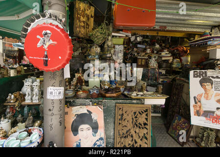 Hong Kong, Cina - 24 Maggio 2018: antichita, cimeli e altri knick knacks stallo nella storica Cat Street nel mercato SOHO, Hollywood Road a Hong K Foto Stock