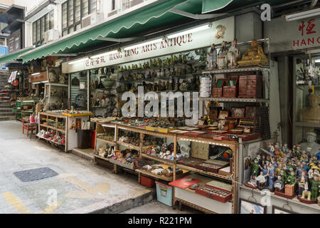 Hong Kong, Cina - 24 Maggio 2018: antichita, cimeli e altri knick knacks stallo nella storica Cat Street nel mercato SOHO, Hollywood Road a Hong K Foto Stock