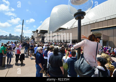 Il principe Harry, duca di Sussex e Meghan, duchessa di Sussex al Sydney Opera House di Sydney, Australia, come parte dei loro ufficiali 16-day tour autunnale visitare città in Australia, Isole Figi, Tonga e Nuova Zelanda. Dotato di: atmosfera dove: Sydney, Nuovo Galles del Sud, Australia quando: 16 Ott 2018 Credit: WENN.com Foto Stock