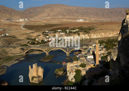 Hasankeyf in Anatolia nel sud-est della Turchia e Kurdistan turco: panoramica del Tigri Valle e scogliere con abitazioni trogloditiche minacciato dal Foto Stock