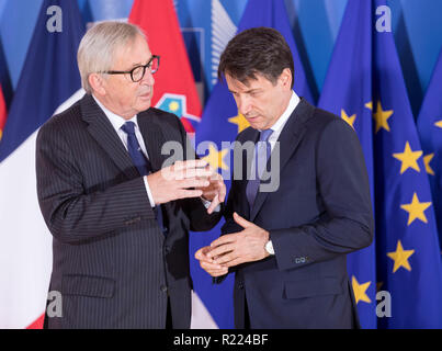 Il Belgio, Bruxelles, su 2018/06/24: Jean Claude Juncker, presidente della Commissione europea, e Giussepe Conte, Primo Ministro dell'Italia, frequentando th Foto Stock