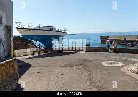 Ribeira Brava, Madeira, Portogallo - 18 Aprile 2018: Vew del litorale della Ribeira Brava sull' isola di Madeira. Portogallo Foto Stock