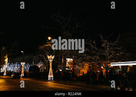 Street night decorazioni su strade a Natale a Varsavia in Polonia. Celebrazione della Messa di Natale in Europa. Foto Stock