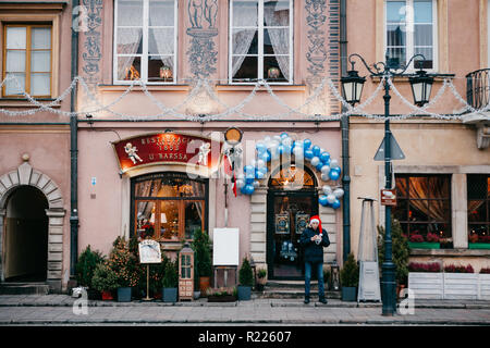 Varsavia, 31 Dicembre 2017: caffetteria decorata in stile natalizio. Accanto al ristorante, un uomo in un berretto di Babbo Natale è mangiare cibo. Foto Stock