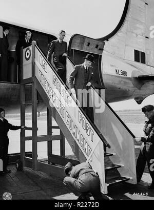 Il Ministro degli esteri britannico Anthony Eden arrivando a Berlin-Gatow airfield, Berlino, Germania, 15 Lug 1945 Foto Stock