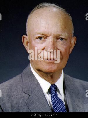 Dwight David Eisenhower (1890-1969); il trentaquattresimo Presidente degli Stati Uniti dal 1953 fino al 1961. Egli era un cinque stelle generale nell'esercito degli Stati Uniti durante la Seconda Guerra Mondiale e servito come comandante supremo Comandante alleato in Europa 1959 Foto Stock
