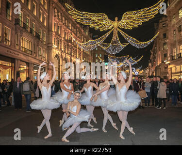 Regent Street, Londra, Regno Unito, 15 Nov 2018. I ballerini da orchidea nera vetrina a sorpresa le prestazioni. Gazzetta 'switch-sull' del più grande impianto luci nel capitale di Regent Street, "lo spirito di Natale' è celebrata ancora una volta in stile. Credito: Imageplotter News e sport/Alamy Live News Foto Stock