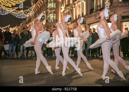 Regent Street, Londra, Regno Unito, 15 Nov 2018. I ballerini da orchidea nera vetrina a sorpresa le prestazioni. Gazzetta 'switch-sull' del più grande impianto luci nel capitale di Regent Street, "lo spirito di Natale' è celebrata ancora una volta in stile. Credito: Imageplotter News e sport/Alamy Live News Foto Stock