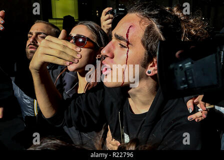 Napoli, Italia. 15 Novembre, 2018. Scontri tra manifestanti e forze di polizia presso la Galleria Umberto I di Napoli durante il vertice nella prefettura di ministro degli Interni Matteo Salvini un attivista ferito Credito: Antonio Balasco/Alamy Live News Foto Stock