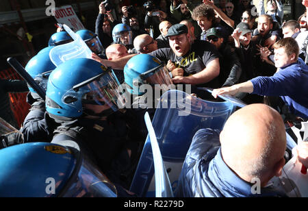 Napoli, Italia. 15 Novembre, 2018. Scontri tra manifestanti e forze di polizia presso la Galleria Umberto I di Napoli durante il vertice nella prefettura di ministro degli Interni Matteo Salvini un attivista ferito Credito: Antonio Balasco/Alamy Live News Foto Stock