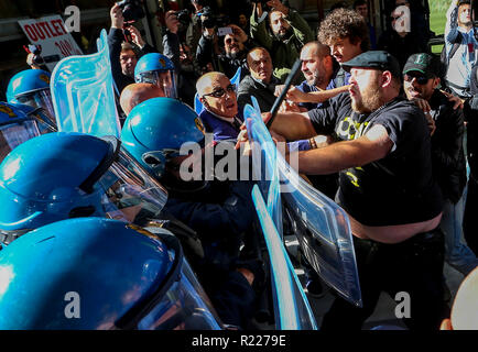 Napoli, Italia. 15 Novembre, 2018. Scontri tra manifestanti e forze di polizia presso la Galleria Umberto I di Napoli durante il vertice nella prefettura di ministro degli Interni Matteo Salvini un attivista ferito Credito: Antonio Balasco/Alamy Live News Foto Stock