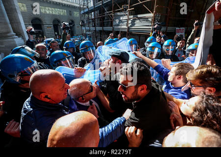 Napoli, Italia. 15 Novembre, 2018. Scontri tra manifestanti e forze di polizia presso la Galleria Umberto I di Napoli durante il vertice nella prefettura di ministro degli Interni Matteo Salvini un attivista ferito Credito: Antonio Balasco/Alamy Live News Foto Stock