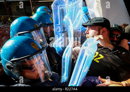 Napoli, Italia. 15 Novembre, 2018. Scontri tra manifestanti e forze di polizia presso la Galleria Umberto I di Napoli durante il vertice nella prefettura di ministro degli Interni Matteo Salvini un attivista ferito Credito: Antonio Balasco/Alamy Live News Foto Stock