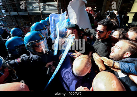 Napoli, Italia. 15 Novembre, 2018. Scontri tra manifestanti e forze di polizia presso la Galleria Umberto I di Napoli durante il vertice nella prefettura di ministro degli Interni Matteo Salvini un attivista ferito Credito: Antonio Balasco/Alamy Live News Foto Stock