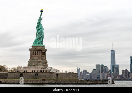 New York, Stati Uniti d'America, 15 novembre 2018. La Statua della Libertà e sullo skyline di New York in un giorno nuvoloso. Foto di Enrique Shore Credit: Enrique Shore/Alamy Live News Foto Stock