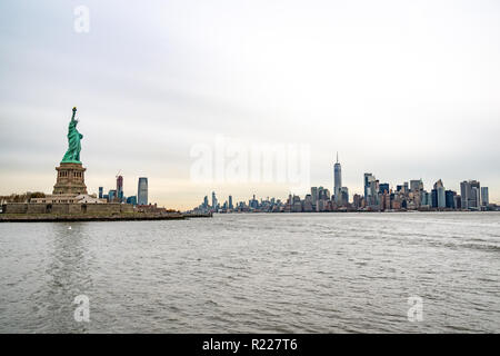 New York, Stati Uniti d'America, 15 novembre 2018. La Statua della Libertà e sullo skyline di New York in un giorno nuvoloso. Foto di Enrique Shore Credit: Enrique Shore/Alamy Live News Foto Stock