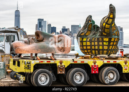 New York, Stati Uniti d'America, 15 novembre 2018. La torcia originale della statua della libertà e una replica del suo volto sono trasportati alla loro nuova statua di Libery museo che si prevede di aprire nel Maggio 2019. Foto di Enrique Shore Credit: Enrique Shore/Alamy Live News Foto Stock