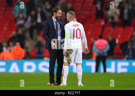 Londra. Regno Unito. Il 15 novembre 2018. Inghilterra Manager Gareth Southgate (sinistra) con l'Inghilterra avanti Wayne Rooney (10) (destro) durante la International amichevole tra Inghilterra e Stati Uniti allo stadio di Wembley. Credito: MI News & Sport /Alamy Live News Foto Stock