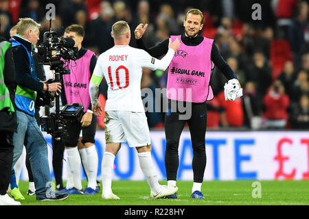 Londra. Regno Unito. Il 15 novembre 2018. Inghilterra avanti (R) Harry Kane (12) si congratula con l'Inghilterra in avanti (L) Wayne Rooney (10) durante la International amichevole tra Inghilterra e Stati Uniti allo stadio di Wembley. Credito: MI News & Sport /Alamy Live News Foto Stock