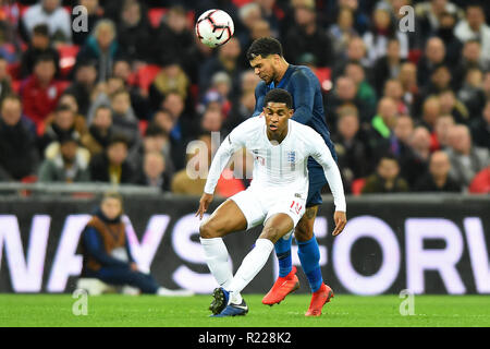 Londra. Regno Unito. Il 15 novembre 2018. Inghilterra avanti Rashford Marcus (19) sotto pressione durante la International amichevole tra Inghilterra e Stati Uniti allo stadio di Wembley. Credito: MI News & Sport /Alamy Live News Foto Stock