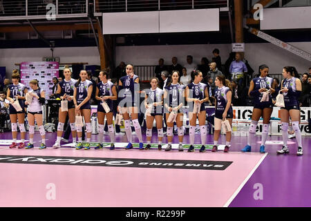 Chieri, Italia. 15 Novembre, 2018. Durante la Serie A Samsung 2018/19 pallavolo donna match tra FENERA CHIERI VS UNET E-WORK BUSTO ARSIZIO a PalaFenera il 15 novembre 2018 a Chieri (TO), Italia. Credito: FABIO PETROSINO/Alamy Live News Foto Stock