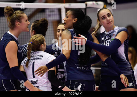 Chieri, Italia. 15 Novembre, 2018. Team Fenera Chieri durante la Serie A Samsung 2018/19 pallavolo donna match tra FENERA CHIERI VS UNET E-WORK BUSTO ARSIZIO a PalaFenera il 15 novembre 2018 a Chieri (TO), Italia. Credito: FABIO PETROSINO/Alamy Live News Foto Stock