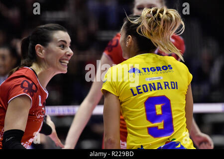 Chieri, Italia. 15 Novembre, 2018. Durante la Serie A Samsung 2018/19 pallavolo donna match tra FENERA CHIERI VS UNET E-WORK BUSTO ARSIZIO a PalaFenera il 15 novembre 2018 a Chieri (TO), Italia. Credito: FABIO PETROSINO/Alamy Live News Foto Stock