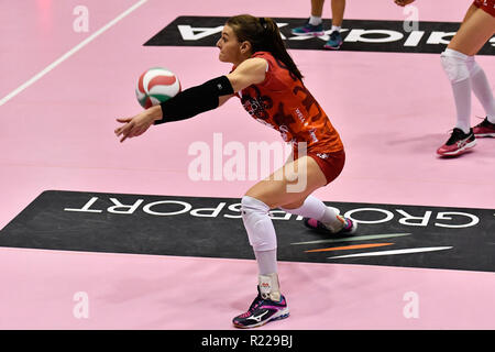 Chieri, Italia. 15 Novembre, 2018. Durante la Serie A Samsung 2018/19 pallavolo donna match tra FENERA CHIERI VS UNET E-WORK BUSTO ARSIZIO a PalaFenera il 15 novembre 2018 a Chieri (TO), Italia. Credito: FABIO PETROSINO/Alamy Live News Foto Stock