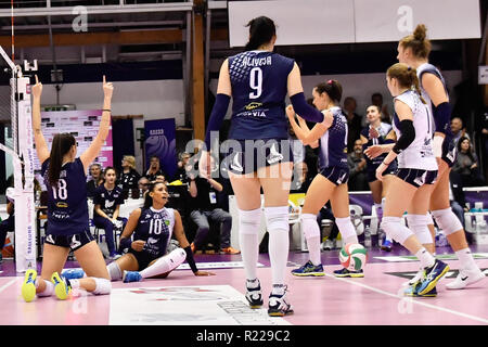 Chieri, Italia. 15 Novembre, 2018. Team Fenera Chieri durante la Serie A Samsung 2018/19 pallavolo donna match tra FENERA CHIERI VS UNET E-WORK BUSTO ARSIZIO a PalaFenera il 15 novembre 2018 a Chieri (TO), Italia. Credito: FABIO PETROSINO/Alamy Live News Foto Stock