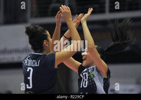 Chieri, Italia. 15 Novembre, 2018. Durante la Serie A Samsung 2018/19 pallavolo donna match tra FENERA CHIERI VS UNET E-WORK BUSTO ARSIZIO a PalaFenera il 15 novembre 2018 a Chieri (TO), Italia. Credito: FABIO PETROSINO/Alamy Live News Foto Stock