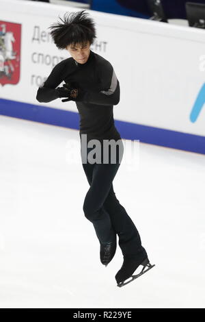 MegaSport Arena, Mosca, Russia. Xv Nov, 2018. Yuzuru Hanyu (JPN), 15 novembre 2018 - Pattinaggio di Figura : ISU Grand Prix di Pattinaggio di Figura 2018/2019 Russia Grand Prix 2018 uomini pratica presso MegaSport Arena, Mosca, Russia. (Foto di Sho Tamura/AFLO SPORT Foto Stock