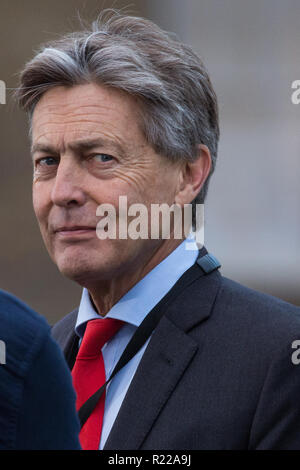 Londra, Regno Unito. 15 Novembre, 2018. Ben Bradshaw, manodopera MP per Exeter, appare sul College Green in Westminster seguenti Cabinet dimissioni del Segretario Brexit Dominic Raab e il lavoro e le pensioni Segretario Esther McVey il giorno dopo il primo ministro Gabinetto guadagnato l'approvazione di un progetto di finale accordo Brexit Credito: Mark Kerrison/Alamy Live News Foto Stock