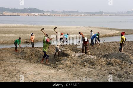 Di Allahabad, Uttar Pradesh, India. Xv Nov, 2018. Di Allahabad: la manodopera occupata nel lavoro in anticipo del Kumbh 2019 in Allahabad su 15-11-2018. Credito: Prabhat Kumar Verma/ZUMA filo/Alamy Live News Foto Stock