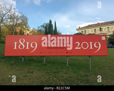 Madrid, Spagna. Xiv Nov, 2018. Il Museo del Prado utilizza grandi manifesti per pubblicizzare le celebrazioni del bicentenario. Queste iniziano il 19 novembre con la mostra 'Museo del Prado 1819-2019 - un luogo del ricordo' e continuare per tutto il 2019. Credito: Carola Frentzen/dpa/Alamy Live News Foto Stock