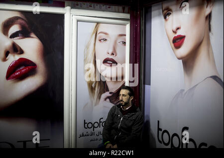 La città di Gaza, la striscia di Gaza, la Palestina. Xv Nov, 2018. Un uomo palestinese si siede di fronte a un negozio di cosmetici di Gaza City Credit: Mahmoud Issa/Quds Net News/ZUMA filo/Alamy Live News Foto Stock