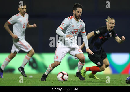 Zagabria, Croazia. Xv Nov, 2018. Isco (C) della Spagna compete durante la UEFA lega delle nazioni un gruppo 4 corrispondenza tra la Croazia e la Spagna a Zagabria in Croazia, su nov. 15, 2018. La Croazia ha vinto 3-2. Credito: Igor Kralj/Xinhua/Alamy Live News Foto Stock