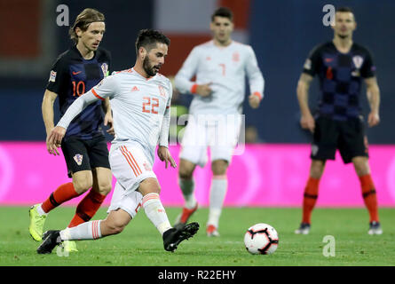 Zagabria, Croazia. Xv Nov, 2018. Isco (2 L) della Spagna e Luka Modric (1L) della Croazia si contendono la palla durante la UEFA lega delle nazioni un gruppo 4 corrispondenza tra la Croazia e la Spagna a Zagabria in Croazia, su nov. 15, 2018. La Croazia ha vinto 3-2. Credito: Igor Kralj/Xinhua/Alamy Live News Foto Stock