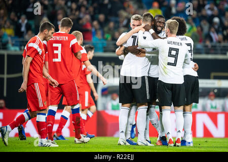 Leipzig, Germania. Xv Nov, 2018. In Germania i giocatori (R) celebrare rigature durante un internazionale amichevole tra la Germania e la Russia a Leipzig, Germania, nov. 15, 2018. La Germania ha vinto 3-0. Credito: Kevin Voigt/Xinhua/Alamy Live News Foto Stock