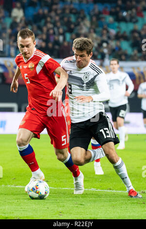 Leipzig, Germania. Xv Nov, 2018. Germania Thomas Mueller (anteriore R) vies con la Russia Andrey Semenov durante un internazionale amichevole a Leipzig, Germania, nov. 15, 2018. La Germania ha vinto 3-0. Credito: Kevin Voigt/Xinhua/Alamy Live News Foto Stock