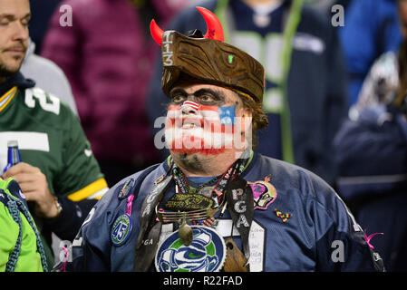 Seattle, Washington, Stati Uniti d'America. Xv Nov, 2018. Una ventola Seahawk si affaccia su durante un gioco di NFL tra i Seattle Seahawks e il Green Bay Packers. Il gioco è stato giocato al secolo campo Collegamento a Seattle, WA. Credito: Jeff Halstead/ZUMA filo/Alamy Live News Foto Stock