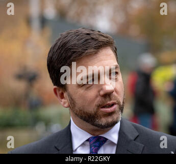 Londra 15 novembre 2018 Stephen Crabb MP per Preseli ed ex lavoro e pensione segretaria parla al College Green sulla Brexit credito accordo Ian Davidson/Alamy Live News Foto Stock