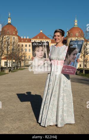 Moritzburg, Germania. Xvi Nov, 2018. Linda Drescher sorge di fronte alla ex residenza di caccia del Wettins con due nuovi francobolli speciali della tedesca privata azienda postale postmoderno. Dal 17 novembre 2018 al 03 marzo 2019 la mostra 'Drei Haselnüsse für Aschenbrödel' (Tre nocciole per Cinderella) sulla favola di film con lo stesso nome dal 1973 può essere visto nel castello. Castello di Moritzburg è stato uno dei luoghi per la co-produzione di film studios di ex CSSR e DDR. Credito: Sebastian Kahnert/dpa/Alamy Live News Foto Stock