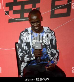 Shangha, Shangha, Cina. Xvi Nov, 2018. Shanghai, Cina- keniote a lunga distanza runner Eliud Kipchoge e suo allenatore Patrick ha cantato condividere esperienza di corsa con guide cinese di Shanghai, Cina, Novembre 16th, 2018. Eliud Kipchoge ha vinto la maratona olimpica nel 2016 ed è la maratona attuale detentore del record mondiale con un tempo di 2 ore 1 minuto 39 secondi. Credito: SIPA Asia/ZUMA filo/Alamy Live News Foto Stock