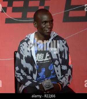 Shangha, Shangha, Cina. Xvi Nov, 2018. Shanghai, Cina- keniote a lunga distanza runner Eliud Kipchoge e suo allenatore Patrick ha cantato condividere esperienza di corsa con guide cinese di Shanghai, Cina, Novembre 16th, 2018. Eliud Kipchoge ha vinto la maratona olimpica nel 2016 ed è la maratona attuale detentore del record mondiale con un tempo di 2 ore 1 minuto 39 secondi. Credito: SIPA Asia/ZUMA filo/Alamy Live News Foto Stock