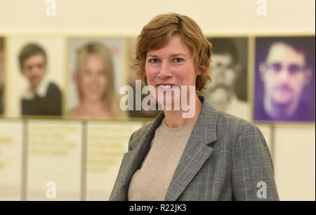 Bremen, Germania. Xvi Nov, 2018. Janneke de Vries, il nuovo direttore del Museo Weserburg, è in piedi in un salone espositivo dopo la presentazione dei suoi piani per il museo. Credito: Carmen Jaspersen/dpa/Alamy Live News Foto Stock